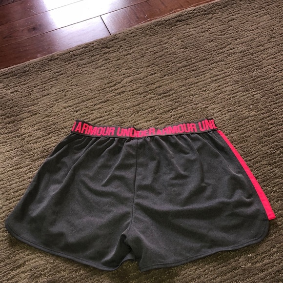 Women’s Under Armour athletic shorts - Picture 3 of 3